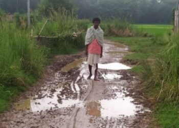 বেহাল রাস্তার কারনে তীব্র ক্ষোভের সৃষ্টি হয়েছে মঙ্গলকোটের দুই গ্রামে