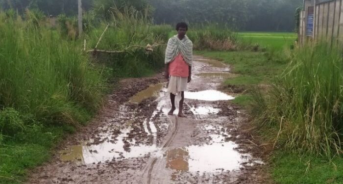 বেহাল রাস্তার কারনে তীব্র ক্ষোভের সৃষ্টি হয়েছে মঙ্গলকোটের দুই গ্রামে