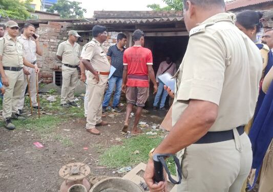আদালতের নির্দেশে জায়গা জবরদখল মুক্ত করল ভাতার থানার পুলিশ