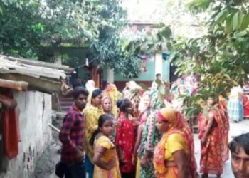 বাইক সহ বাসের চাকার নিচে পড়ে মৃত্যু বৃদ্ধা মা ও মেয়ের, মৃতুর সঙ্গে পাঞ্জা লড়ছে জামাই