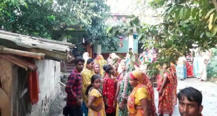 বাইক সহ বাসের চাকার নিচে পড়ে মৃত্যু বৃদ্ধা মা ও মেয়ের, মৃতুর সঙ্গে পাঞ্জা লড়ছে জামাই