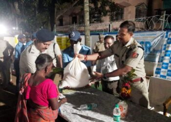 পুজোর আগে পূর্ব বর্ধমান জেলা পাঁচ শতাধিক দুঃস্থর হাতে খাদ্যসামগ্রী তুলে দিলেন পুলিশ সুপার