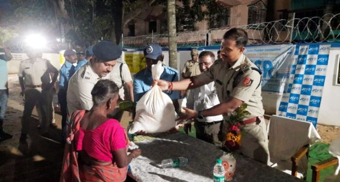 পুজোর আগে পূর্ব বর্ধমান জেলা পাঁচ শতাধিক দুঃস্থর হাতে খাদ্যসামগ্রী তুলে দিলেন পুলিশ সুপার