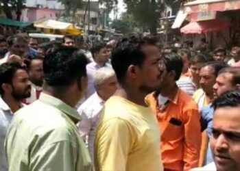 মুসলিম যুবকের বিরুদ্ধে আদিবাসী তরুনীকে অপহরণের অভিযোগ, অভিযুক্তের বাড়ি ও মসজিদে ভাঙচুর