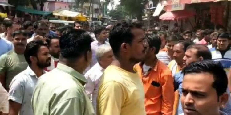 মুসলিম যুবকের বিরুদ্ধে আদিবাসী তরুনীকে অপহরণের অভিযোগ, অভিযুক্তের বাড়ি ও মসজিদে ভাঙচুর