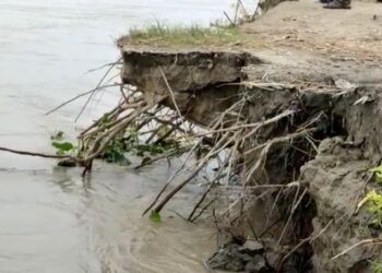 পাড় ভেঙে বাবার কোল থেকে নদীতে তলিয়ে গেল ১০ মাসের শিশু