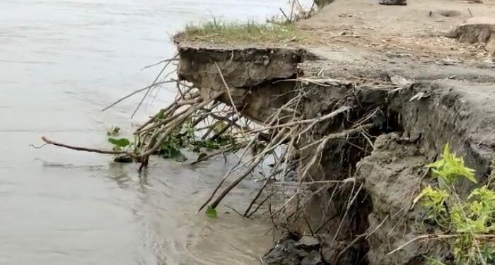 পাড় ভেঙে বাবার কোল থেকে নদীতে তলিয়ে গেল ১০ মাসের শিশু