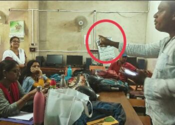 কলেজের স্টাফ রুমে ঢুকে আঙুল উঁচিয়ে,টেবিল চাপড়ে শিক্ষকদের শাসালেন টিএমসিপি নেতা