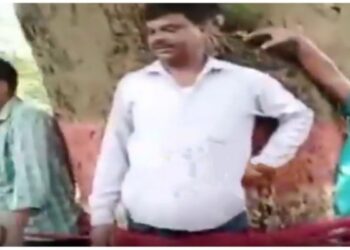 পরীক্ষায় ফেল করায় এক শিক্ষক ও ২ অশিক্ষক কর্মীকে গাছে বেঁধে বেদম পেটালো নবম শ্রেণীর পড়ুয়ারা