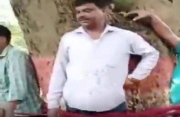 পরীক্ষায় ফেল করায় এক শিক্ষক ও ২ অশিক্ষক কর্মীকে গাছে বেঁধে বেদম পেটালো নবম শ্রেণীর পড়ুয়ারা