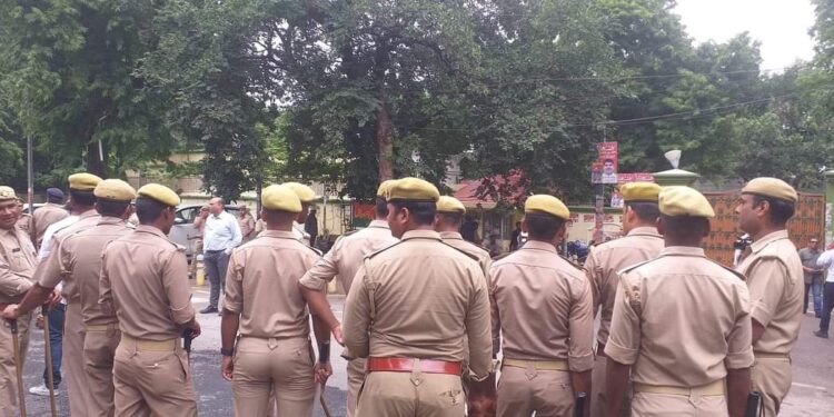 সমাজবাদী পার্টির প্রধান অখিলেশ যাদবকে গৃহবন্দী করল ইউপি পুলিশ