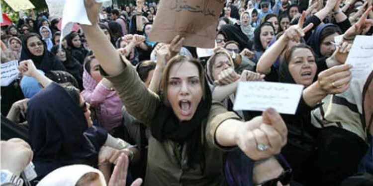 হিজাব থেকে মুক্তির আন্দোলনে উত্তাল ইরান, ইসলামি সর্বোচ্চ নেতা আলী খামেনির মৃত্যুর জন্য প্রার্থনা দেশ জুড়ে