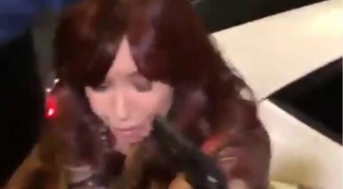 বরাত জোরে প্রাণে বাঁচলেন আর্জেন্টিনার ভাইস প্রেসিডেন্ট