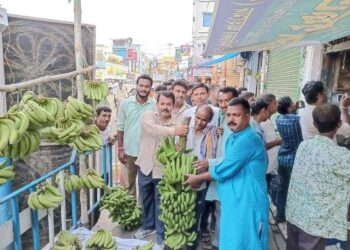 বৃদ্ধ ফল বিক্রেতার কলা লুট করেছিল বামকর্মীরা, কলা দিয়ে ক্ষতিপূরণ করলো তৃণমৃল