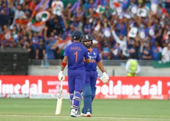 টসে জিতে ভারতকে ব্যাট করতে পাঠিয়েছে পাকিস্তান