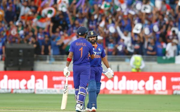 টসে জিতে ভারতকে ব্যাট করতে পাঠিয়েছে পাকিস্তান