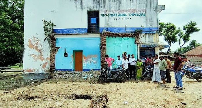 গরু পাচার-শিক্ষক নিয়োগ দূর্নীতি নিয়ে শোড়গোলের মাঝেই পঞ্চায়েত ভবনের পুরনো সামগ্রী বিক্রির অভিযোগ রতুয়ায়