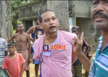 জালিয়াতি করে জমি হাতিয়ে নেওয়ার অভিযোগ, জালিয়াতকে বিদ্যুতের খুঁটিতে বেঁধে রাখলো গ্রামবাসীরা