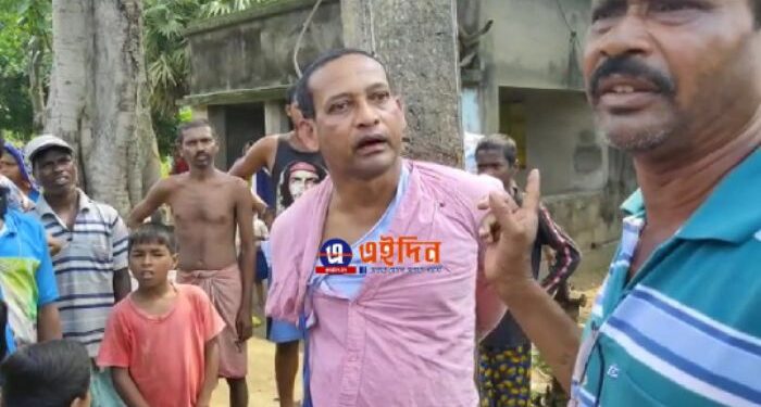 জালিয়াতি করে জমি হাতিয়ে নেওয়ার অভিযোগ, জালিয়াতকে বিদ্যুতের খুঁটিতে বেঁধে রাখলো গ্রামবাসীরা