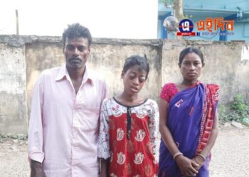 ঠিকরে বেরিয়ে আসছে নাবালিকার দুটি চোখ, চিকিৎসার জন্য সবার পায়ে ধরে সাহায্য চাইছেন দরিদ্র বাবা মা