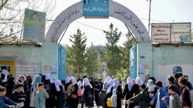 তালিবানি ফতোয়ার বিরুদ্ধে রুখে দাঁড়াতে শুরু করেছে আফগানিরা, খোলা হল বেশ কিছু গার্লস স্কুল
