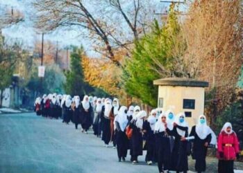 ক্লাস চলাকালীন একটি গার্লস স্কুল জোর করে বন্ধ করে দিল তালিবান