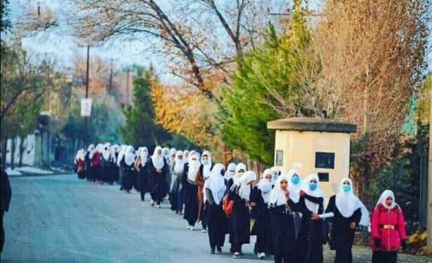 ক্লাস চলাকালীন একটি গার্লস স্কুল জোর করে বন্ধ করে দিল তালিবান