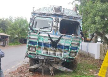 রাস্তার পাশে পাথর কুচির স্তুপে ধাক্কা ইঁট বোঝাই লরির, মর্মান্তিক মৃত্যু খালাসির