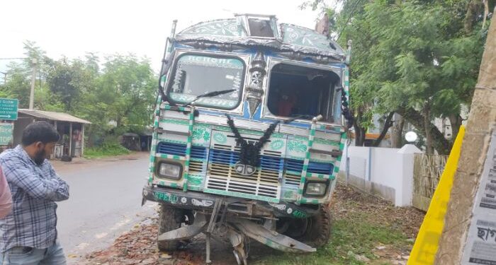 রাস্তার পাশে পাথর কুচির স্তুপে ধাক্কা ইঁট বোঝাই লরির, মর্মান্তিক মৃত্যু খালাসির