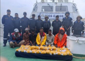 গুজরাট উপকুলে ২০০ কোটি টাকার হেরোইনসহ গ্রেফতার ৬ পাকিস্থানি মাদক পাচারকারী