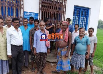 ভাতারের হাড়গ্রাম কৃষি সমবায়ে ভেজাল সার বিক্রির অভিযোগ, কর্মীকে অফিসে আটকে রেখে বিক্ষোভ কৃষকদের