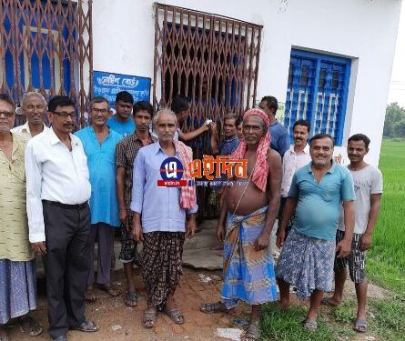 ভাতারের হাড়গ্রাম কৃষি সমবায়ে ভেজাল সার বিক্রির অভিযোগ, কর্মীকে অফিসে আটকে রেখে বিক্ষোভ কৃষকদের