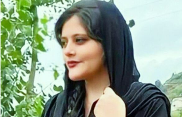 হিজাব না পরায় তরুনীকে পিটিয়ে মারলো ইরানের পুলিশ