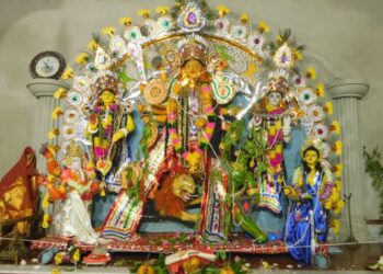 নবমীর দিন মাতৃপুজোর  সঙ্গে গ্রহরাজের পুজো বাধ্যতামূলক,  পুরুষদের হাতে তৈরি ভোগ নিবেদন করা হয় দেবীকে- সাতশ বছর ধরে এই পরম্পরা মেনে চলছে মঙ্গলকোটের গণপুরের ভট্টাচার্য পরিবার