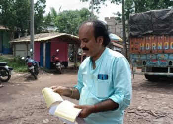 বারবার আবেদন করেও সংস্কার হয়নি রাস্তা, প্রশাসনের দৃষ্টি আকর্ষণ করতে লিফলেট বিলি করছেন তৃণমূলের পঞ্চায়েত প্রধান