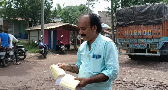 বারবার আবেদন করেও সংস্কার হয়নি রাস্তা, প্রশাসনের দৃষ্টি আকর্ষণ করতে লিফলেট বিলি করছেন তৃণমূলের পঞ্চায়েত প্রধান