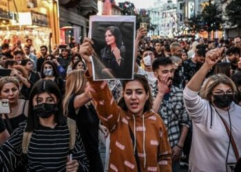 বোরখার কারনে তরুনীকে পিটিয়ে মারার প্রতিবাদে বিক্ষোভের আগুন জ্বলছে ইরানে