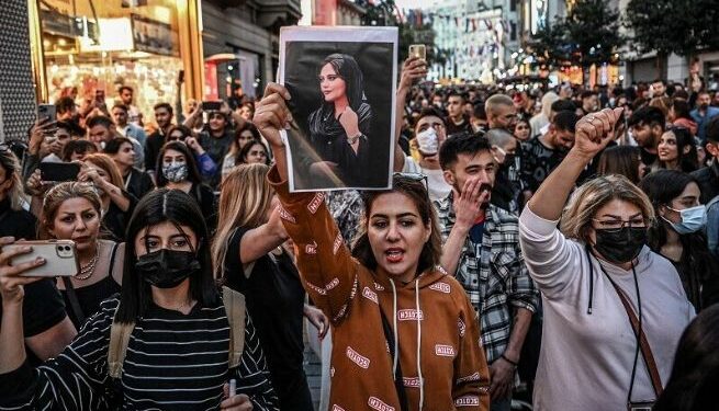 বোরখার কারনে তরুনীকে পিটিয়ে মারার প্রতিবাদে বিক্ষোভের আগুন জ্বলছে ইরানে