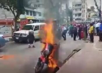 হেলমেট না পড়ায় কারনে পুলিশ ফাইন করার ক্ষুব্ধ হয়ে নিজের বাইক জ্বালিয়ে দিল যুবক