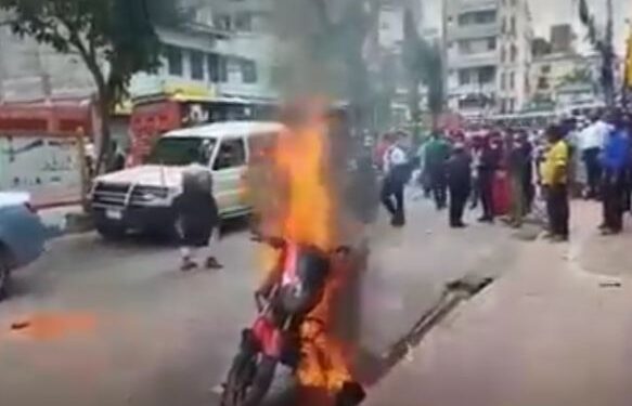 হেলমেট না পড়ায় কারনে পুলিশ ফাইন করার ক্ষুব্ধ হয়ে নিজের বাইক জ্বালিয়ে দিল যুবক