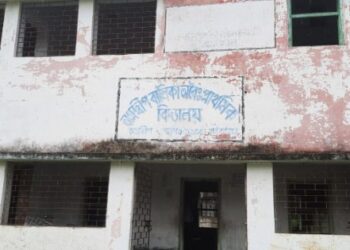 কাটোয়ার অগ্রদ্বীপের প্রাথমিক স্কুলের পঞ্চম শ্রেণীর ছাত্রীদের সঙ্গে বাজে আচরণ ! শিক্ষকের বিরুদ্ধে অভিযোগ জানালেন অবিভাবকরা