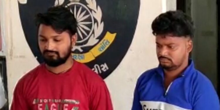 ভাড়া বাড়ির মালিকের স্ত্রী ও নাবালিকা  মেয়েকে ব্লাকমেল করে ধর্ষণ, গ্রেফতার মনু আনসারি তার ভাই মহরম আনসারি