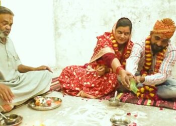 স্বামী তিন তালাক দিয়ে বের করে দিয়েছিল বাড়ি থেকে, স্বামীর হিন্দু বন্ধুর সাথে নতুন সংসার পাতলেন রুবিনা খান