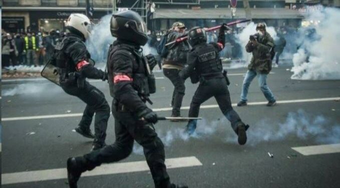 প্যারিস ও লন্ডনে নিরাপত্তা বাহিনীর সঙ্গে ইরানি বিক্ষোভকারীদের সংঘর্ষ