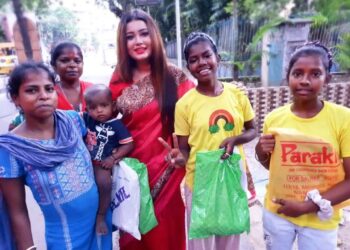 পথ-শিশুদের হাতে নতুন পোশাক তুলে দিলেন মা-মেয়ে জুটি