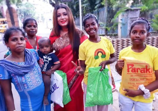 পথ-শিশুদের হাতে নতুন পোশাক তুলে দিলেন মা-মেয়ে জুটি
