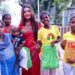 পথ-শিশুদের হাতে নতুন পোশাক তুলে দিলেন মা-মেয়ে জুটি