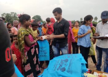 দুঃস্থদের হাতে নতুন পোশাক তুলে দিল উত্তর ২৪ পরগণার ‘আমরা মানবিক’