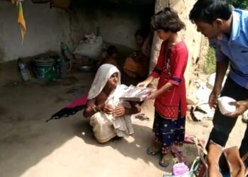 দুর্গোৎসব উপলক্ষে দুঃস্থ হিন্দুদের নতুন পোশাক বিলি করলেন মুসলিম যুবক