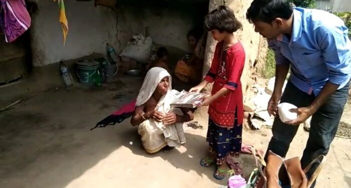 দুর্গোৎসব উপলক্ষে দুঃস্থ হিন্দুদের নতুন পোশাক বিলি করলেন মুসলিম যুবক